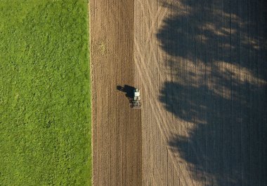 İsviçre 'deki tarım arazisindeki hasatçının hava görüntüsü