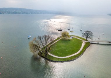 İsviçre 'de bir gölün kıyısındaki küçük adanın havadan görünüşü