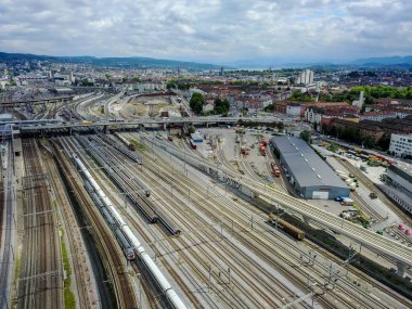 Büyük demiryolu alanındaki yük treni raylarının havadan görüntüsü. Modern lojistik kavramı.