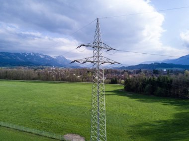 Yeşil çayır üzerindeki güç hattı