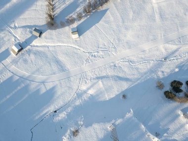 Karla kaplı zemindeki kros izlerinin hava görüntüsü
