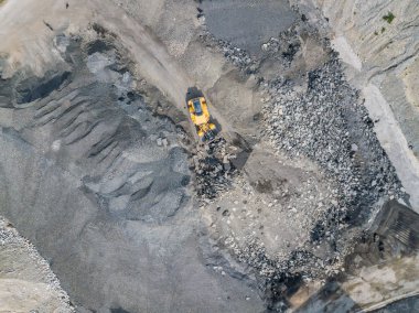 İnşaat alanındaki büyük kazıcının hava görüntüsü.