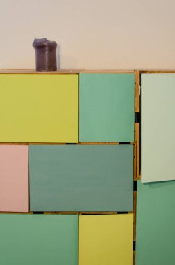 Giysiler için renkli kapıları olan şarap kutularından yapılmış ev yapımı dolap.