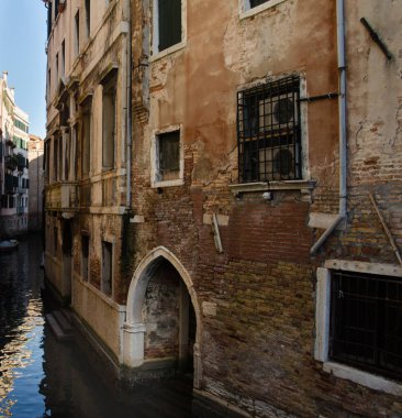 Kanalın üstündeki eski duvar