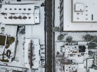 İsviçre 'nin Zürih kentindeki yerleşim yerlerinde kar manzaralı çatılar