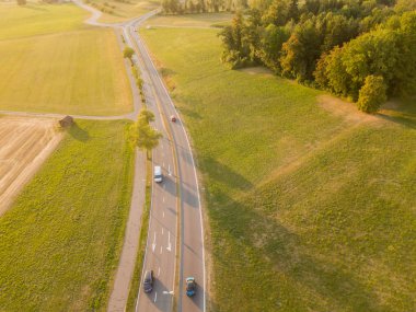 İsviçre 'de gün batımında kırsal alanda hava manzaralı yol