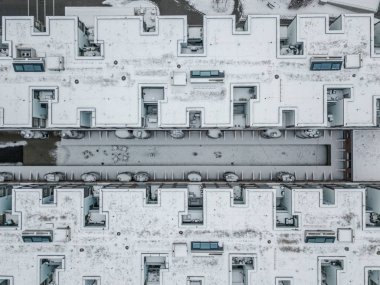 İsviçre 'nin Zürih kentindeki yerleşim yerlerinde kar manzaralı çatılar