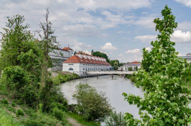 Nehir kıyısında enerji üretimi için eski enerji santrali