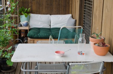 Balkondaki beyaz masada boş bir kase. Rahat bir yaşam tarzı.