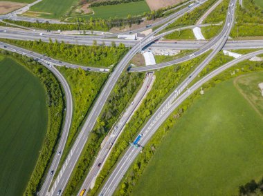 Büyük çok şeritli yol köprüsü olan üst geçidin havadan görüntüsü. Baharda İsviçre 'de otoyol.
