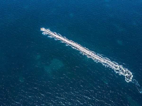 Вид Воздуха Рыбацкую Лодку Стоящую Якоре Океане Мирная Сцена Воде — стоковое фото