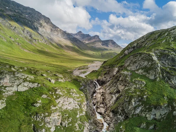 Pemandangan Udara Air Terjun Pegunungan Swiss — Stok Foto