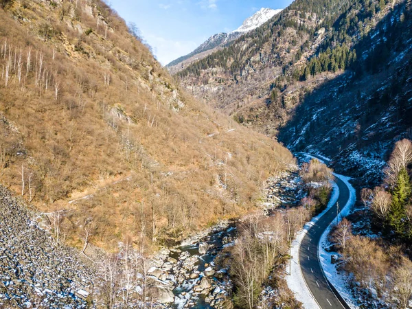 Vista Aérea Carretera Montaña Través Del Valle Salvaje Los Alpes —  Fotos de Stock