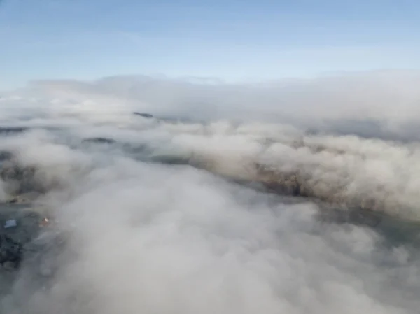 Vista Aérea Paisagem Rural Suíça Coberta Com Nevoeiro — Fotografia de Stock