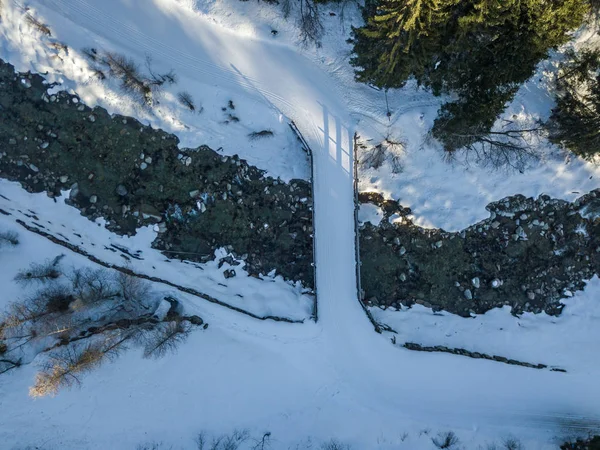 Luftaufnahme Der Brücke Über Den Fluss Die Durch Schnee Fließt — Stockfoto