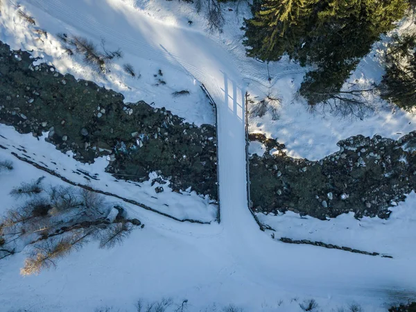 Flygfoto Över Bron Över Floden Rinner Genom Snö — Stockfoto