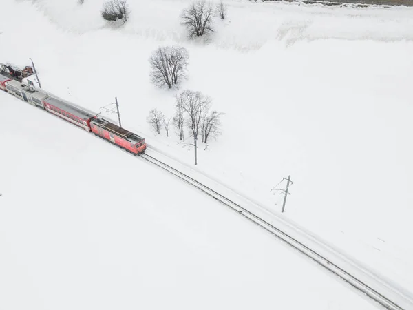 瑞士山区冬季雪景下隧道前列车的空中景观 — 图库照片