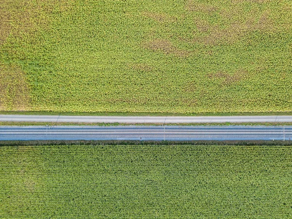 農地を通る直線線路の空中風景 — ストック写真