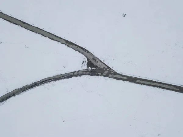 Vista Aérea Estrada Através Paisagem Coberta Neve — Fotografia de Stock