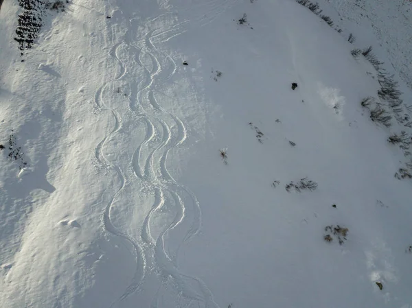 Flygfoto Över Freeride Skidspår Pulver Bergssluttningen — Stockfoto