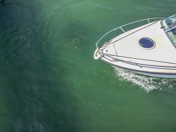 Luftaufnahme Des Bootes Auf Dem See Mit Wasserspritzer — Stockfoto