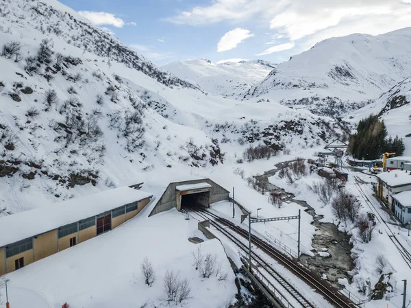 スイスの高速道路のトンネル入り口の空中ビュー — ストック写真