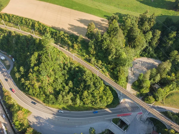 スイスの鉄道橋の交差点道路の空中ビュー — ストック写真
