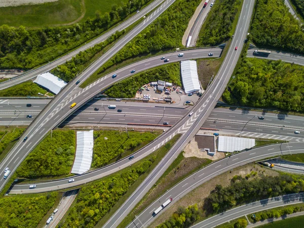 瑞士大型公路交叉口的空中景观 — 图库照片