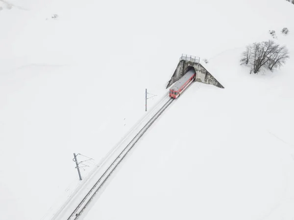 Vista Aérea Trem Frente Túnel Paisagem Inverno Com Neve Nas — Fotografia de Stock