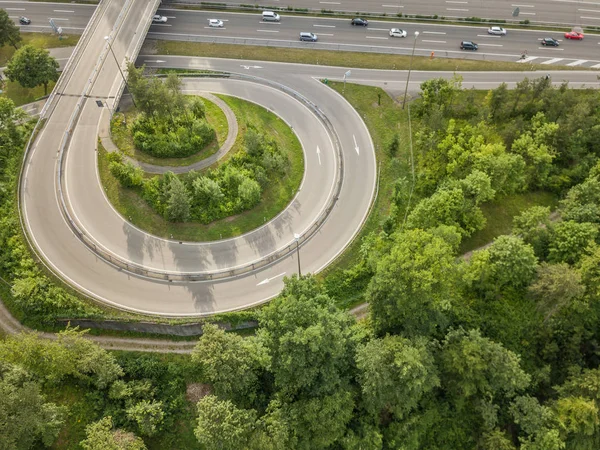 高速道路を結ぶ環状道路の空中写真 — ストック写真