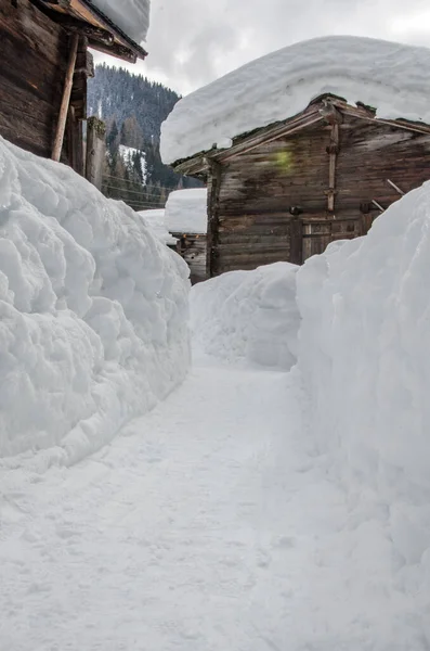 Casas Antiguas Cubiertas Nieve Madera Valle Alpino Suiza —  Fotos de Stock