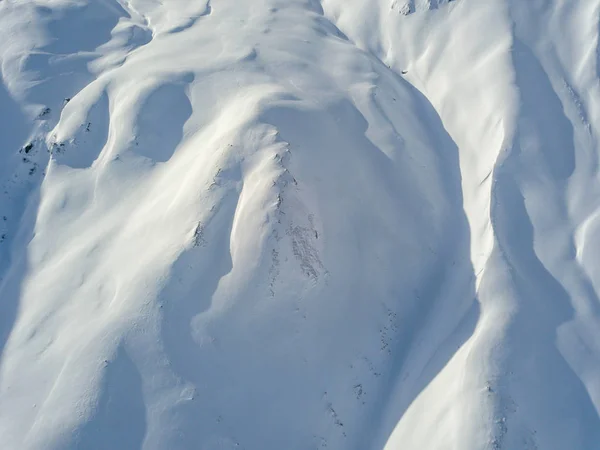 Αεροφωτογραφία Του Καλυμμένου Χιόνι Εδάφους Στην Ορεινή Περιοχή Βουνά — Δωρεάν Φωτογραφία