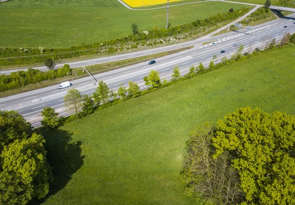 スイスの鬱蒼とした緑の森を通る道路の空中ビュー — ストック写真