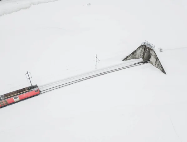 Vista Aérea Trem Frente Túnel Paisagem Inverno Com Neve Nas — Fotografia de Stock