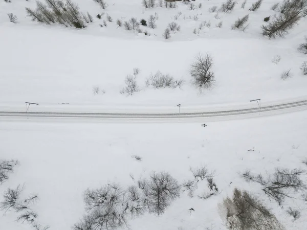 Vista Aérea Estrada Através Paisagem Coberta Neve — Fotografia de Stock