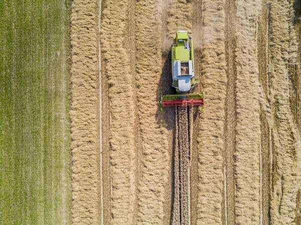 Aerial View Combine Harvester Field — Stockfoto