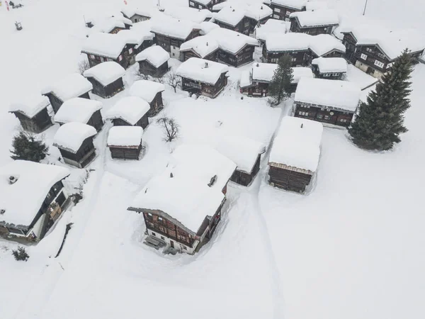 Vista Aérea Cabañas Abandonadas Zona Alpina Montaña Suiza —  Fotos de Stock