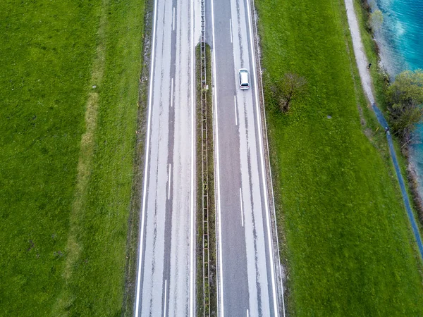 スイスで日没の間の農村部の道路の空中ビュー — ストック写真