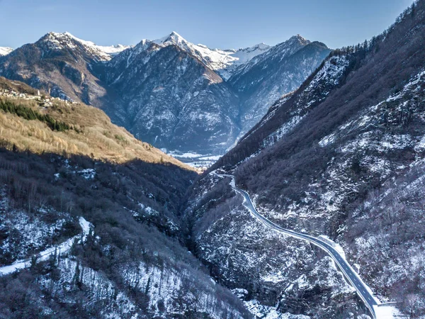 Pemandangan Udara Dari Jalan Pegunungan Melalui Lembah Liar Alpen Swiss — Stok Foto