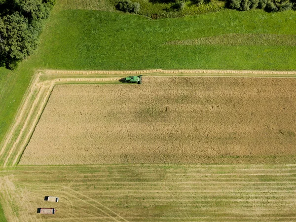 Vista Aérea Ceifeira Debulhadora Terras Agrícolas Suíça — Fotografia de Stock