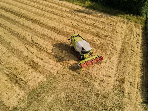 Vue Aérienne Moissonneuse Batteuse Sur Les Terres Agricoles Suisse — Photo