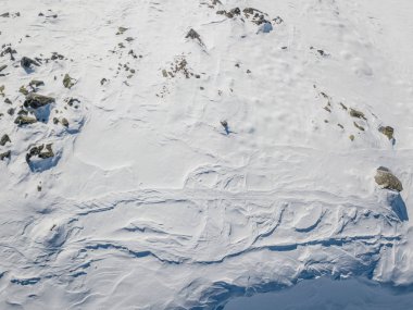 Alp bölgesindeki kayak izlerinin hava görüntüsü