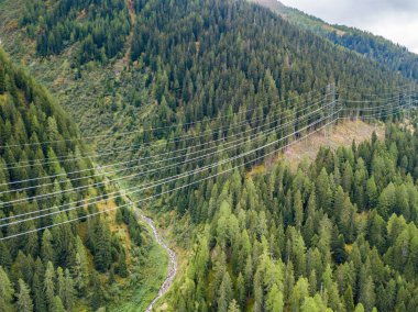 İsviçre 'nin dağlık bölgesindeki elektrik hattı direğinin hava görüntüsü