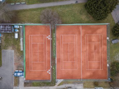 Demiryolu ve yol arasındaki tenis kortunun havadan görünüşü