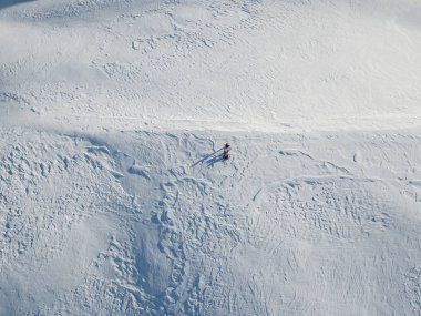 İsviçre Alplerinde sırttaki dağcı grubunun hava görüntüsü