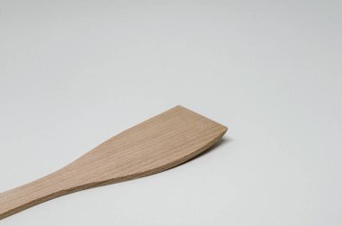 Beyaz arkaplanda tahta araç