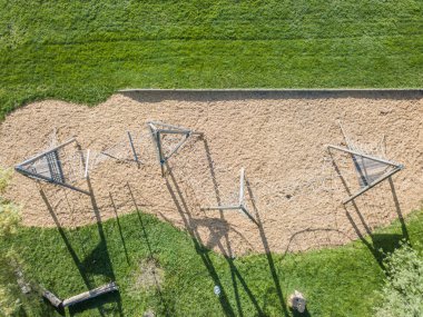 Parkta çocuklar için oyuncaklarla dolu boş çocuk parkının havadan görünüşü.