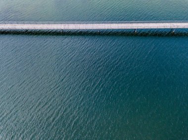 Göl üzerindeki yaya köprüsünün havadan görüntüsü. Dar tahta köprü