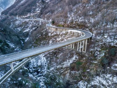 İsviçre 'deki derin bir vadinin üzerindeki yol köprüsünün havadan görünüşü