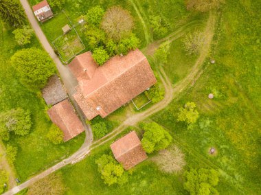 Sonbahar mevsiminde İsviçre dağlarındaki kır evinin havadan görünüşü